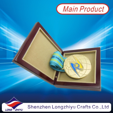 Kasachstan Gold Runde Medaille Soft Enamel 3D Globe Design Medaille Satinband mit Medaille Holz Box (lzy2013-00003)